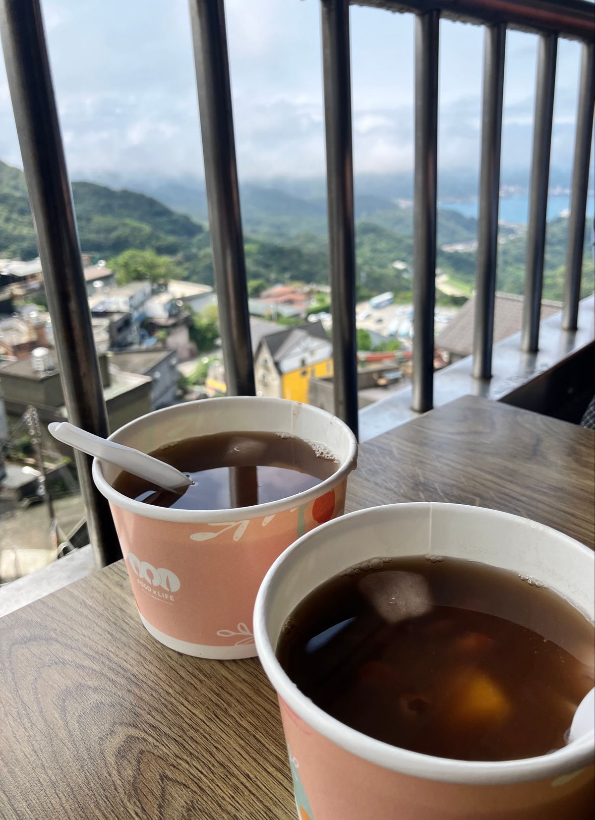 九份
ここに来たなら、タロイモ団子。
幸い店が空いていて待ち時間ゼロで食べ...