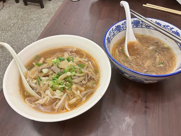 台湾「台北食べ歩き旅」の写真：張家清真黄牛肉面館
メニューにある写真は...