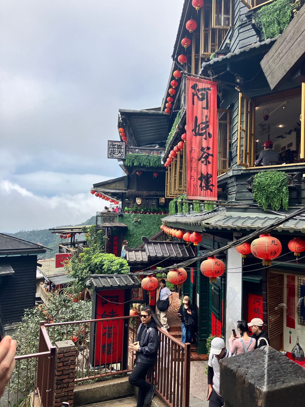 九份
ここに来たなら、タロイモ団子。
幸い店が空いていて待ち時間ゼロで食べ...