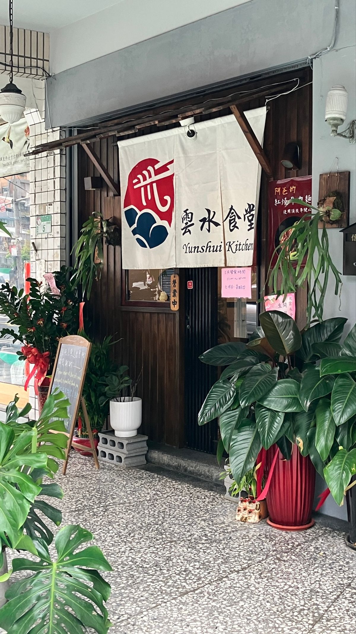 雲水食堂
2025年の台北牛肉麺コンテストで金賞を獲ったお店だそうです。牛...