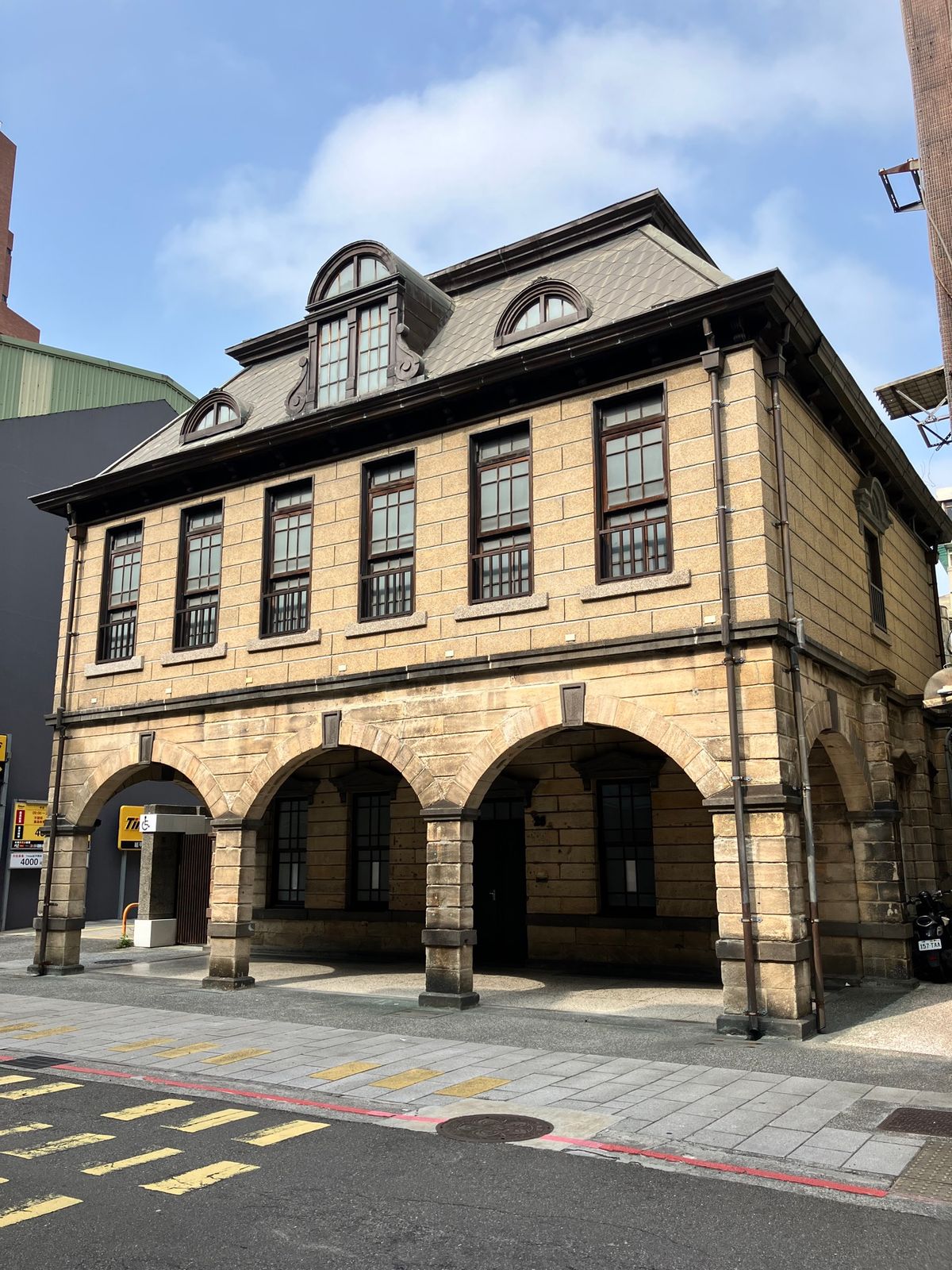 李記豆漿
ザ台湾の朝ごはん②
鹹豆漿、蛋餅に小籠包と肉饅を追加。
朝からお...