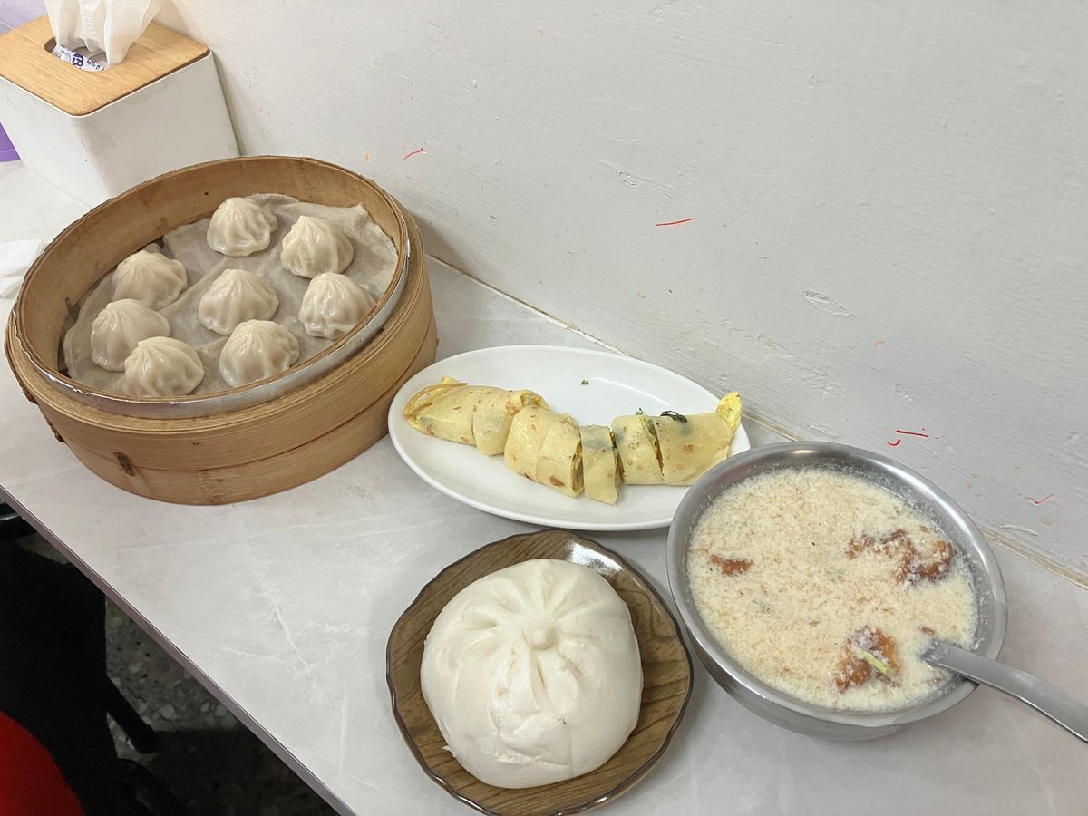 李記豆漿
ザ台湾の朝ごはん②
鹹豆漿、蛋餅に小籠包と肉饅を追加。
朝からお...