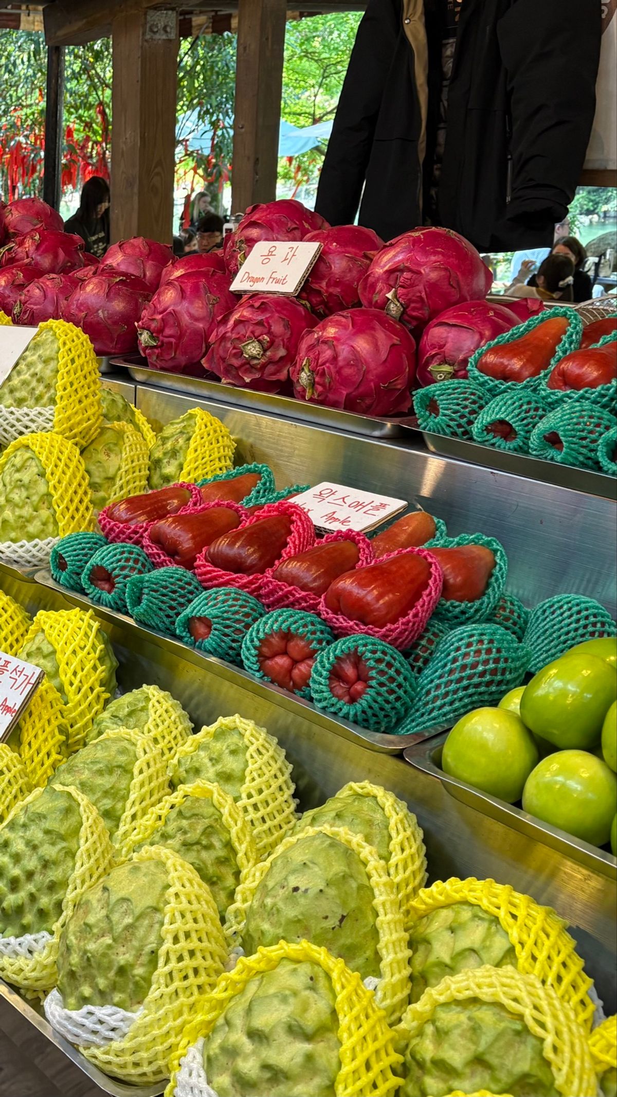 九份
ここに来たなら、タロイモ団子。
幸い店が空いていて待ち時間ゼロで食べ...