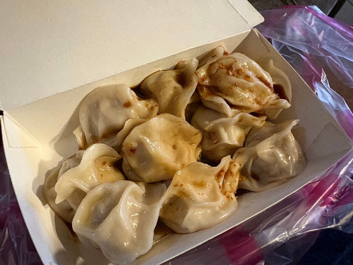 寧夏夜市
やはり観光客が多い！
排骨と蒸し餃子を食べました。
蒸し餃子は生...