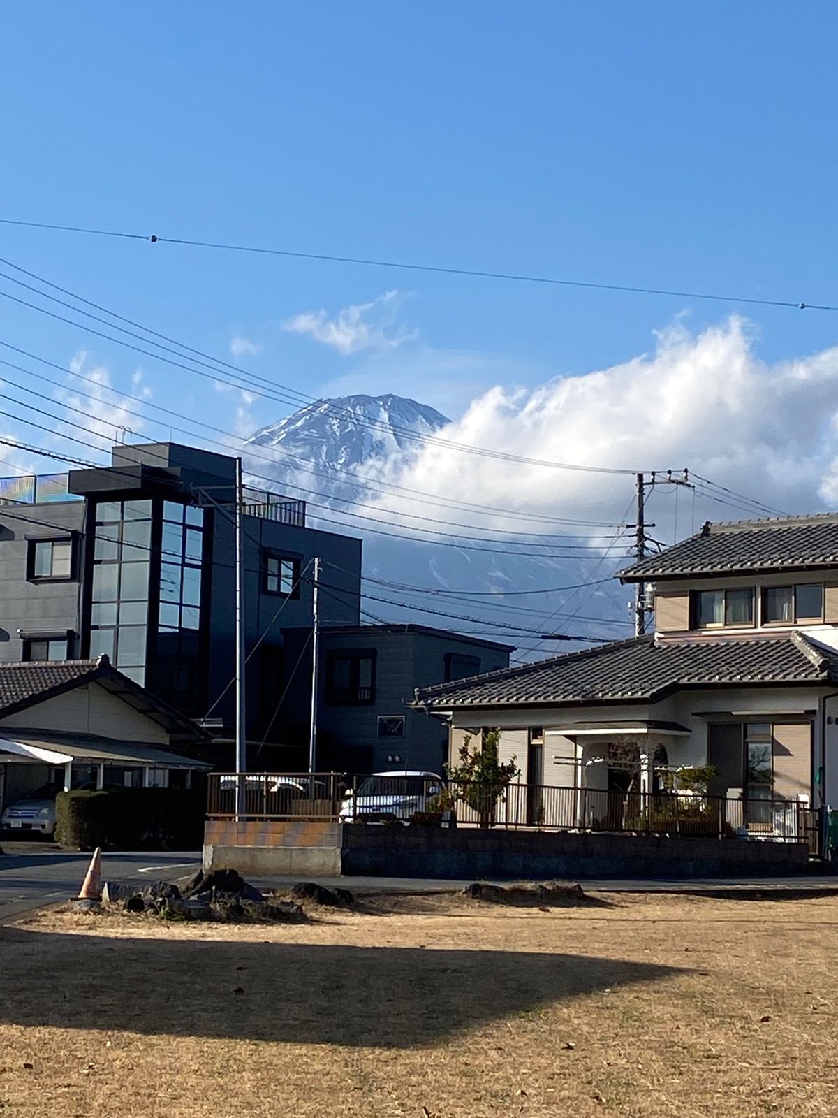 天気も悪く夜は雨、みぞれだったけど、少しでも富士山が見れました✨最高。やっ...