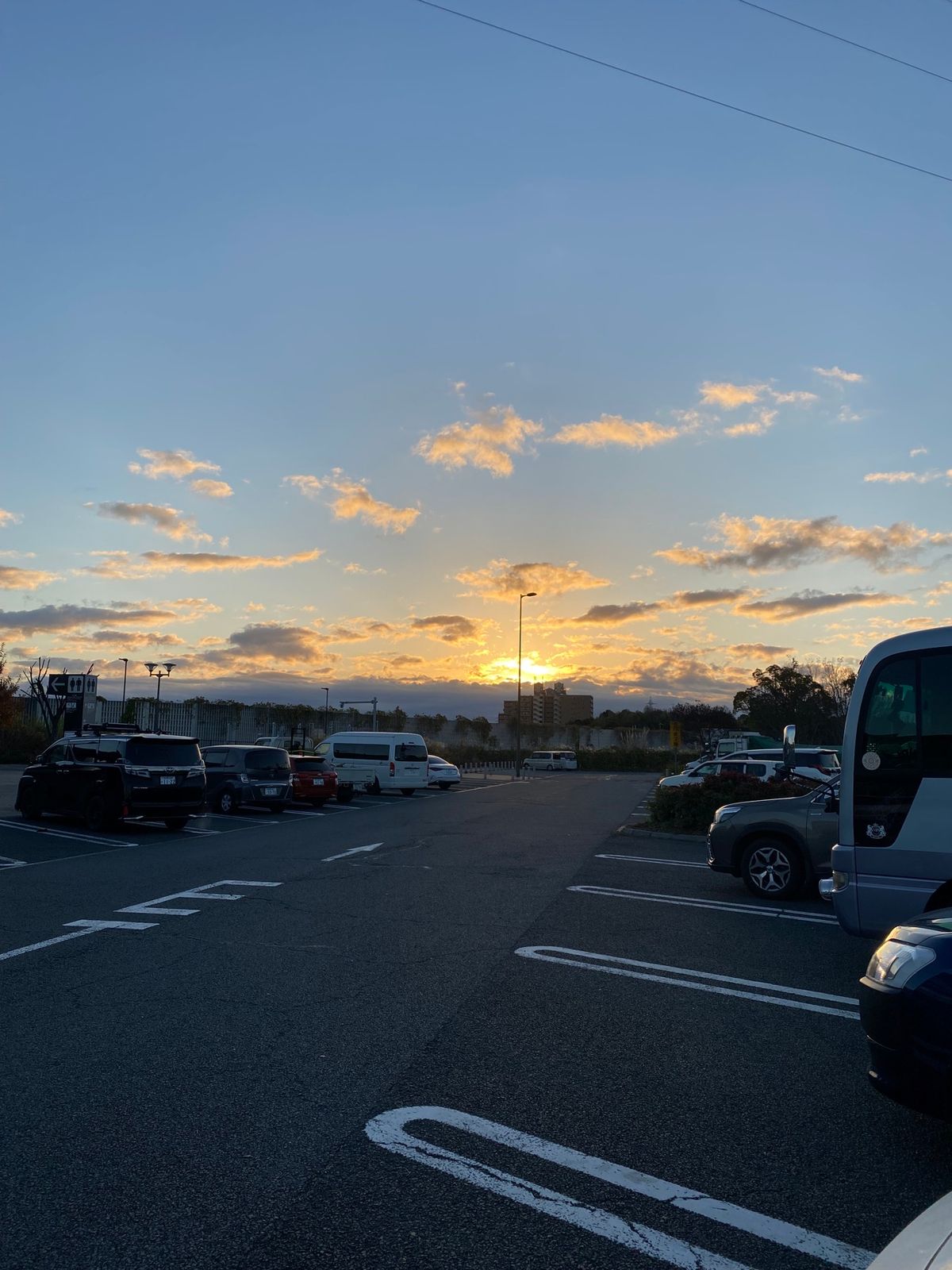 刈谷S.Aで車中泊。前泊しました。
毎回、朝日はいいですね。