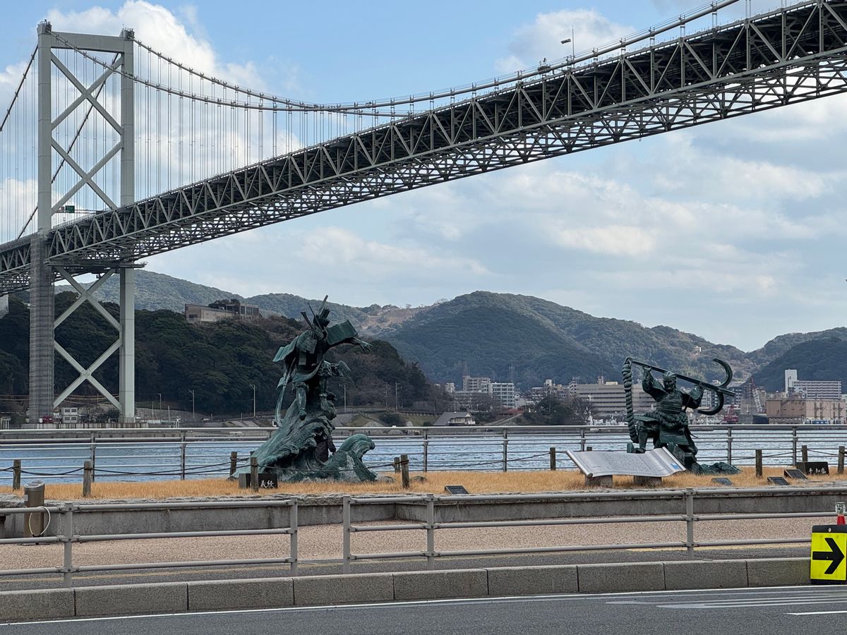 関門海峡を渡る
●門司港から下関に向かう地下歩道
●ここが中間地点　九州か...