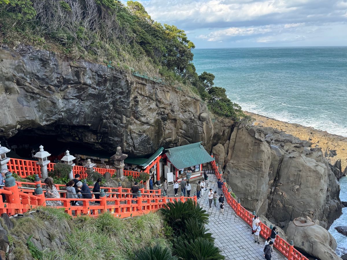 宮崎県　日南市
鵜戸神宮

朝は雨模様だったけど、晴れ間が見えた。
運玉を...