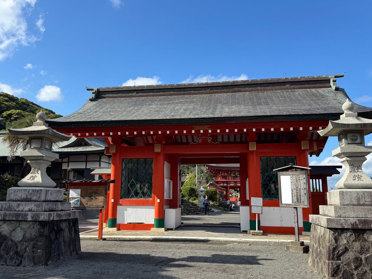宮崎県　日南市
鵜戸神宮

朝は雨模様だったけど、晴れ間が見えた。
運玉を...