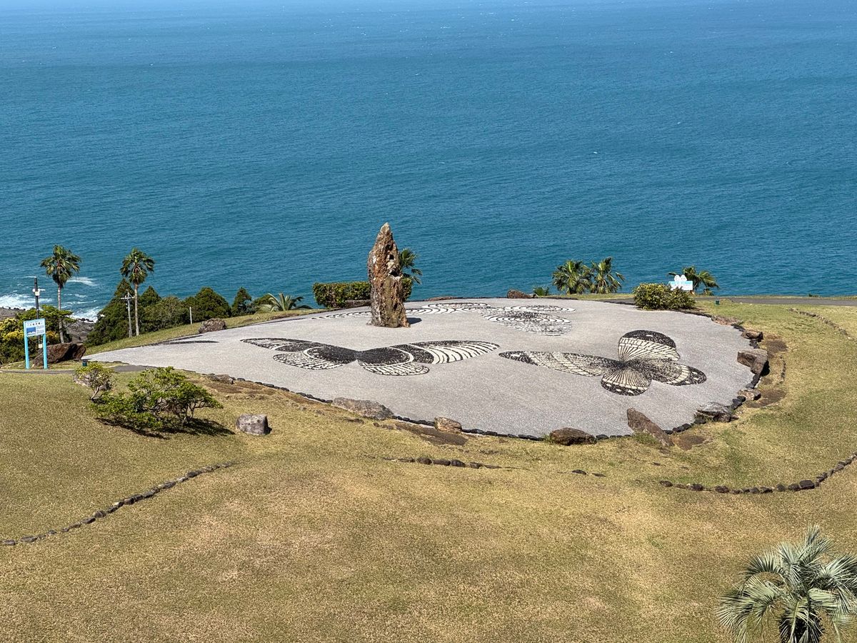 宮崎県　日南市
サンメッセ日南

モアイ像を見に行った。たまたまた偶然誰も...