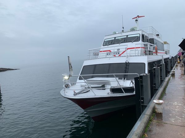 日本・滋賀県「琵琶湖巡り」の写真：竹生島
雨で残念