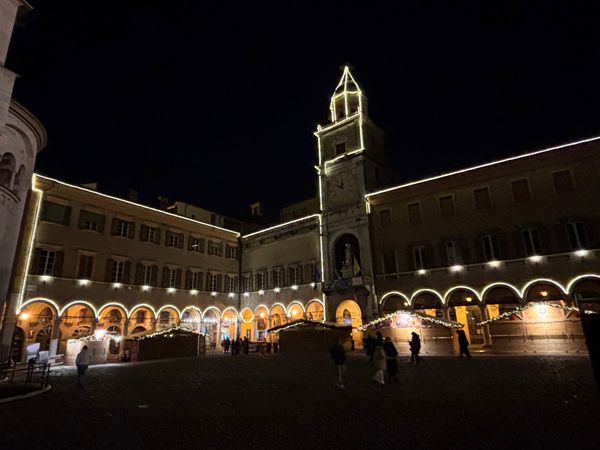 イタリア・フィレンツェ「イタリア旅行 ミラノ、トリノ、フィレンツェ、モデナ」の写真：モデナ
新年の賑わい