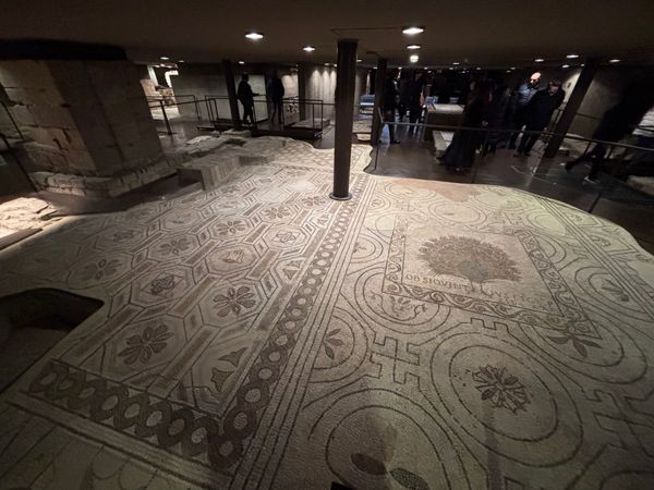 イタリア・フィレンツェ「イタリア旅行 ミラノ、トリノ、フィレンツェ、モデナ」の写真：フィレンツェ　大聖堂地下
昔の遺構
モザ...