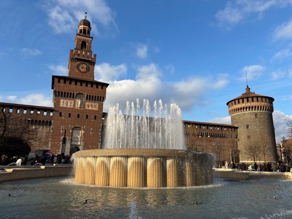 イタリア・フィレンツェ「イタリア旅行 ミラノ、トリノ、フィレンツェ、モデナ」の写真：ミラノ　スフォルツェスコ城　外観
今は博...