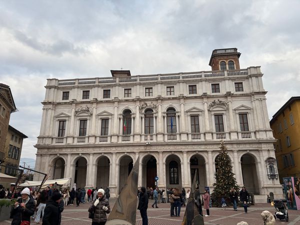イタリア・フィレンツェ「イタリア旅行 ミラノ、トリノ、フィレンツェ、モデナ」の写真：ベルガモ　ヴェッキア広場