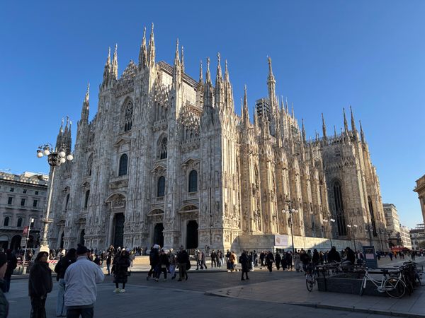 イタリア・フィレンツェ「イタリア旅行 ミラノ、トリノ、フィレンツェ、モデナ」の写真：ミラノ　ドゥオーモ　昼の外観
巨大さにび...