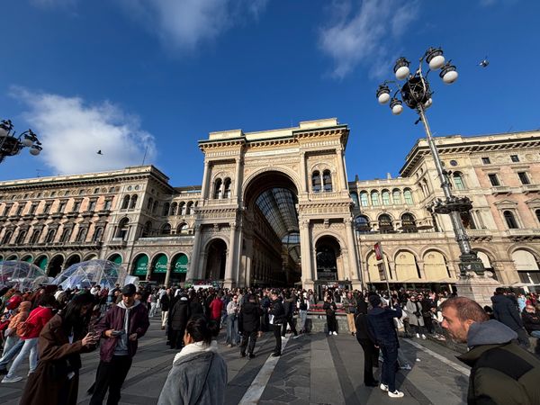 イタリア・フィレンツェ「イタリア旅行 ミラノ、トリノ、フィレンツェ、モデナ」の写真：ミラノ　ガッレリア
綺麗なアーケード
名...