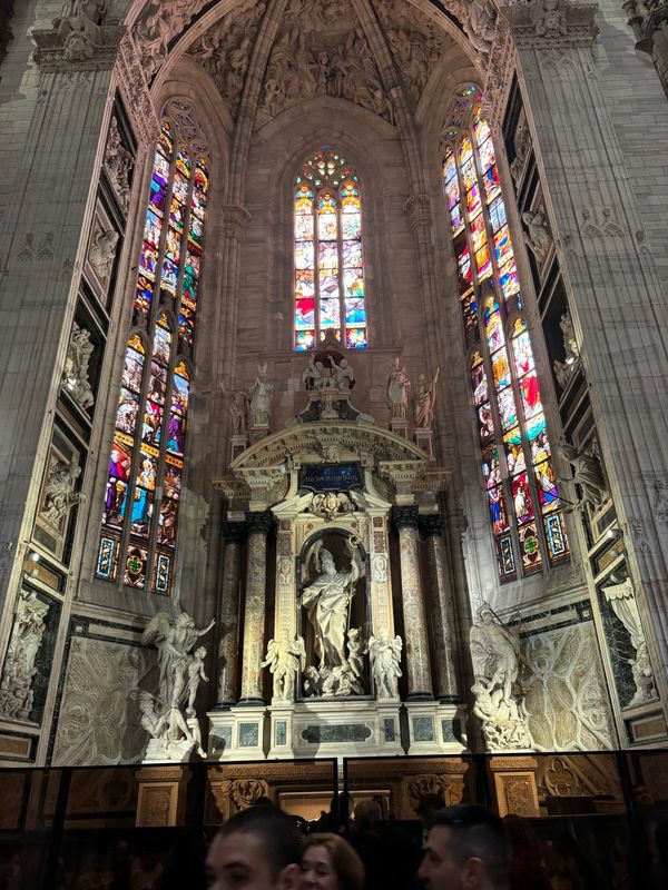イタリア・フィレンツェ「イタリア旅行 ミラノ、トリノ、フィレンツェ、モデナ」の写真：ミラノ　ドゥオーモ　内部
ステンドグラス...