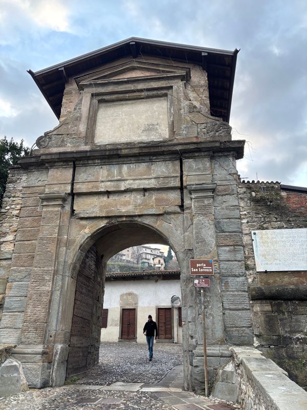 イタリア・フィレンツェ「イタリア旅行 ミラノ、トリノ、フィレンツェ、モデナ」の写真：ベルガモ　Porta San Lorenzo