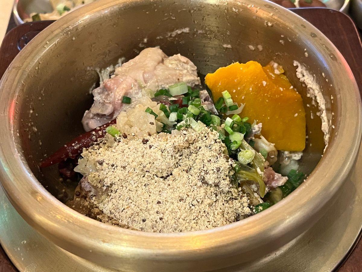 前回安東チムタクセットを食べたので、今回は、サムゲタン風のセット
食事のあ...