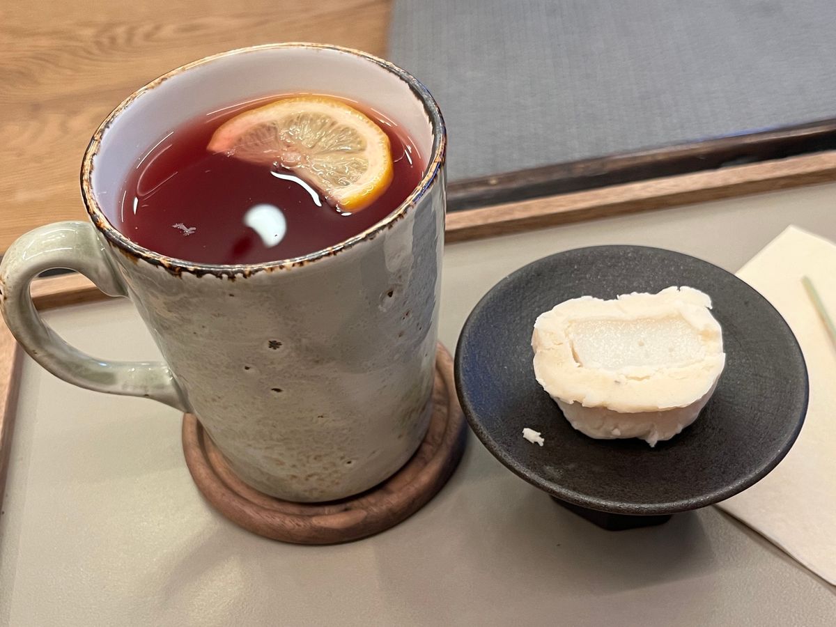 朝食のクロワッサンとカフェラテ
お気に入りのお店のオミジャ茶とゴマの団子
...