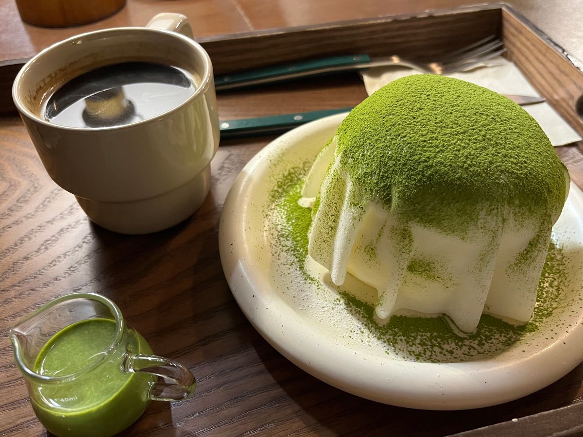 振動ベルがカメのぬいぐるみです。
抹茶パンケーキ🥞の上に求肥のようなモチが...