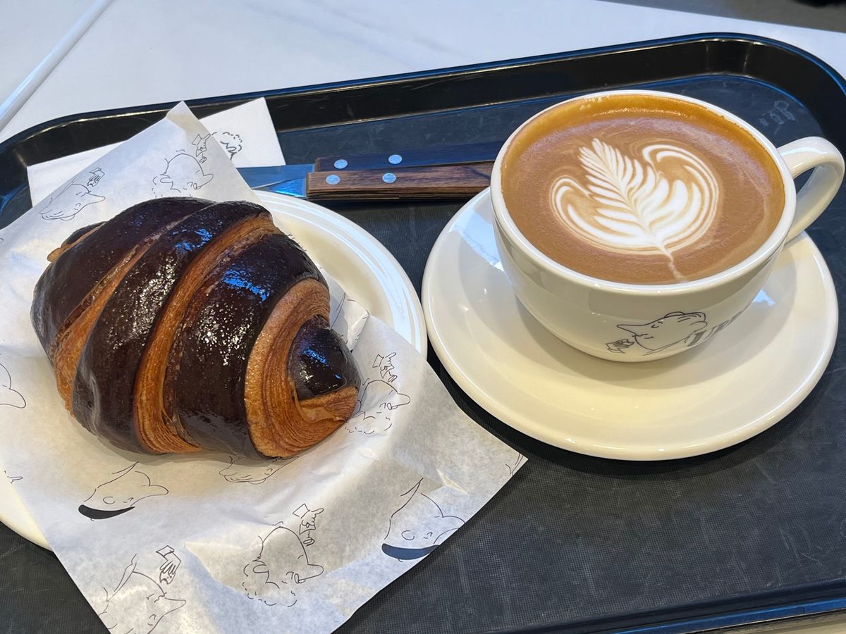朝食のクロワッサンとカフェラテ
お気に入りのお店のオミジャ茶とゴマの団子
...