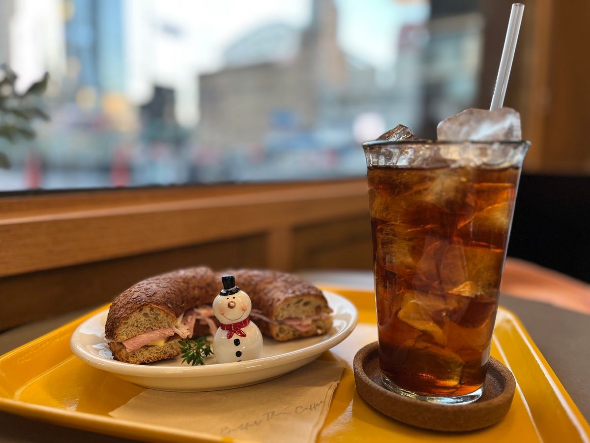 振動ベルがカメのぬいぐるみです。
抹茶パンケーキ🥞の上に求肥のようなモチが...