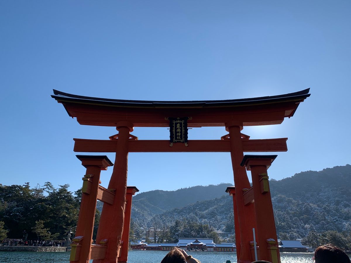 ろかい船から鳥居潜っての参拝！
今日は稀である雪と太陽のコラボ