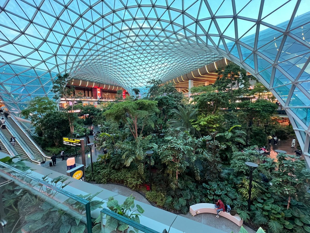 お金がある国の空港というイメージ