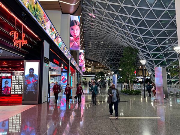 カタール・ドーハの空港「東欧旅行2 トランジットカタール」の写真：お金がある国の空港というイメージ