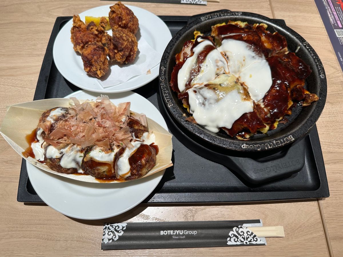 1/2
年越台湾からの関空で久々の日本食
たこ焼き、お好み焼き、唐揚げ
こ...