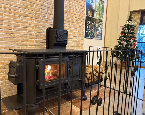 日本・軽井沢「軽井沢旅行」の写真：暖炉の前で炎をみながらボーとするのもよし...