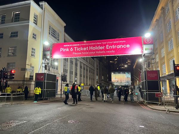 イギリス(英国)・ロンドン「ロンドン2025」の写真：テムズ川沿のカウントダウンに参加
寒空の...