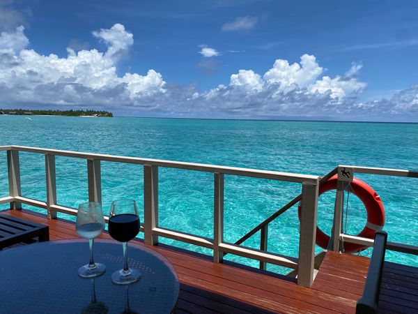 モルディブ・サマーアイランド「「モルディブ🇲🇻」」の写真：泊まってる水上コテージでchill🍷
何...