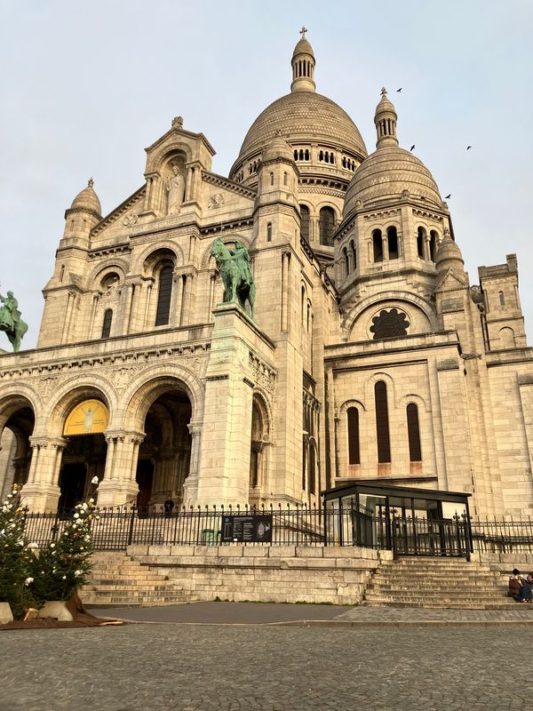 フランス・パリ「パリ」の写真：サクレクール寺院とモンマルトルの街並み
...