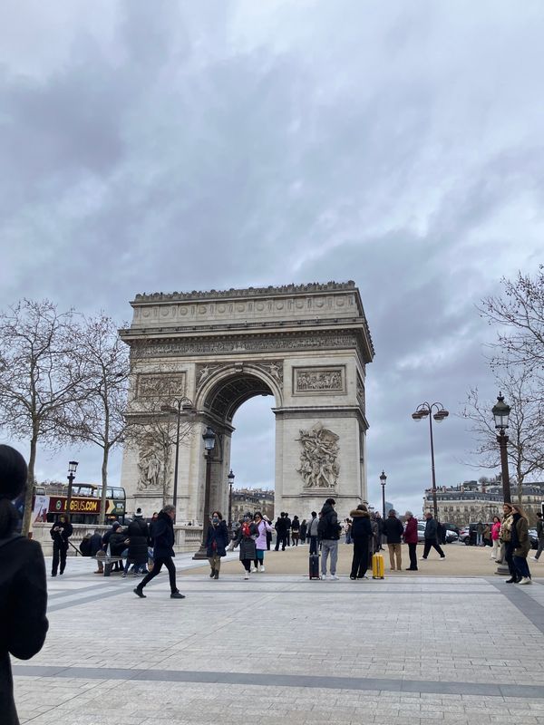 フランス・パリ「パリ」の写真：凱旋門
門の内側には戦場で命をかけた英雄...