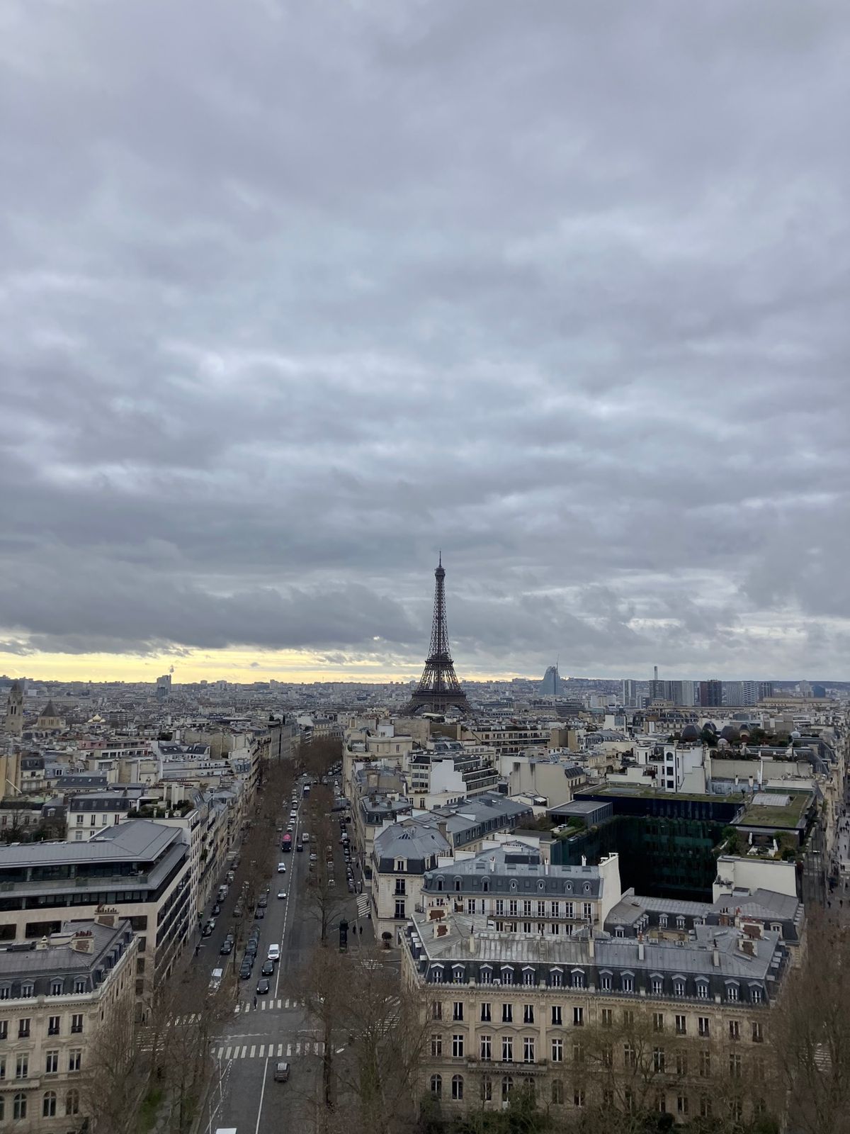 凱旋門
門の内側には戦場で命をかけた英雄たちの名前が彫られている
上に上が...