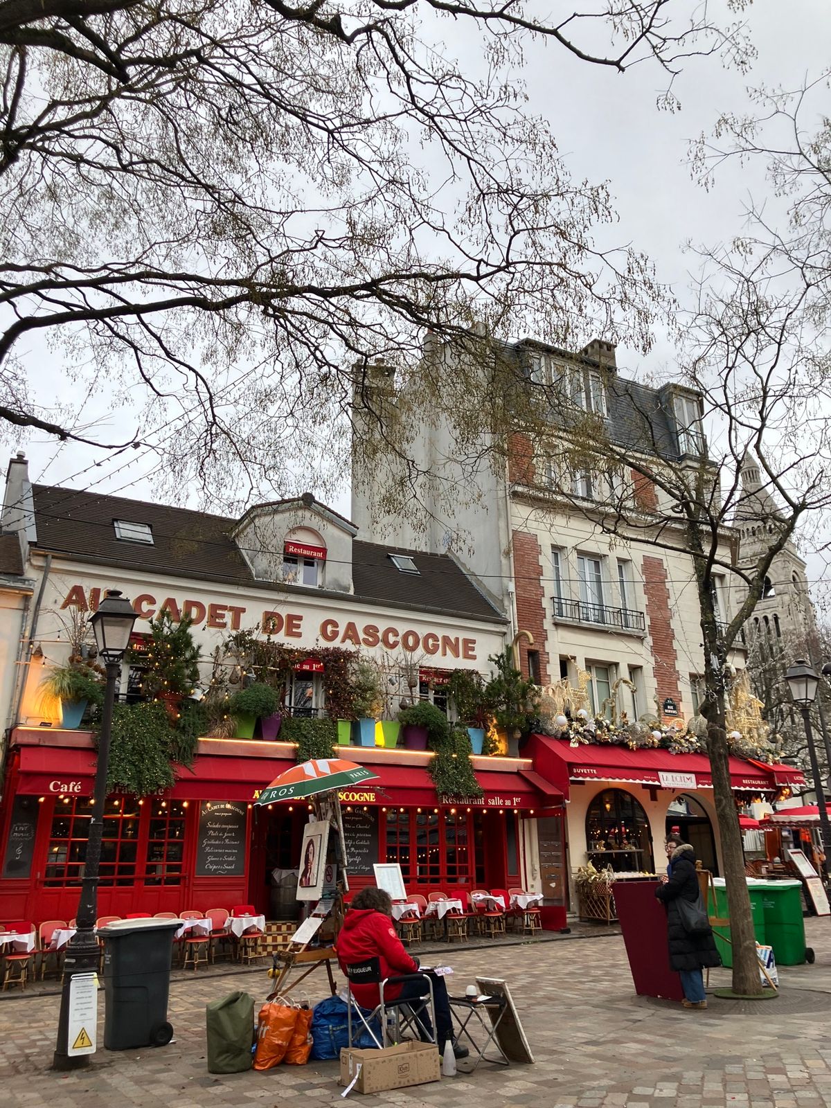 サクレクール寺院とモンマルトルの街並み
寺院までは階段をまあまあ登ってよう...