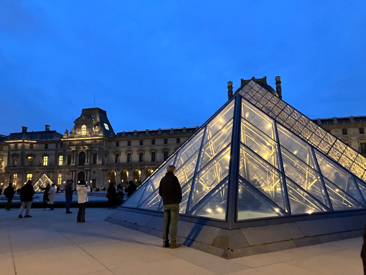 ルーブル美術館
元要塞であり、世界的にも価値のある
名画、彫刻がぎっしり
...