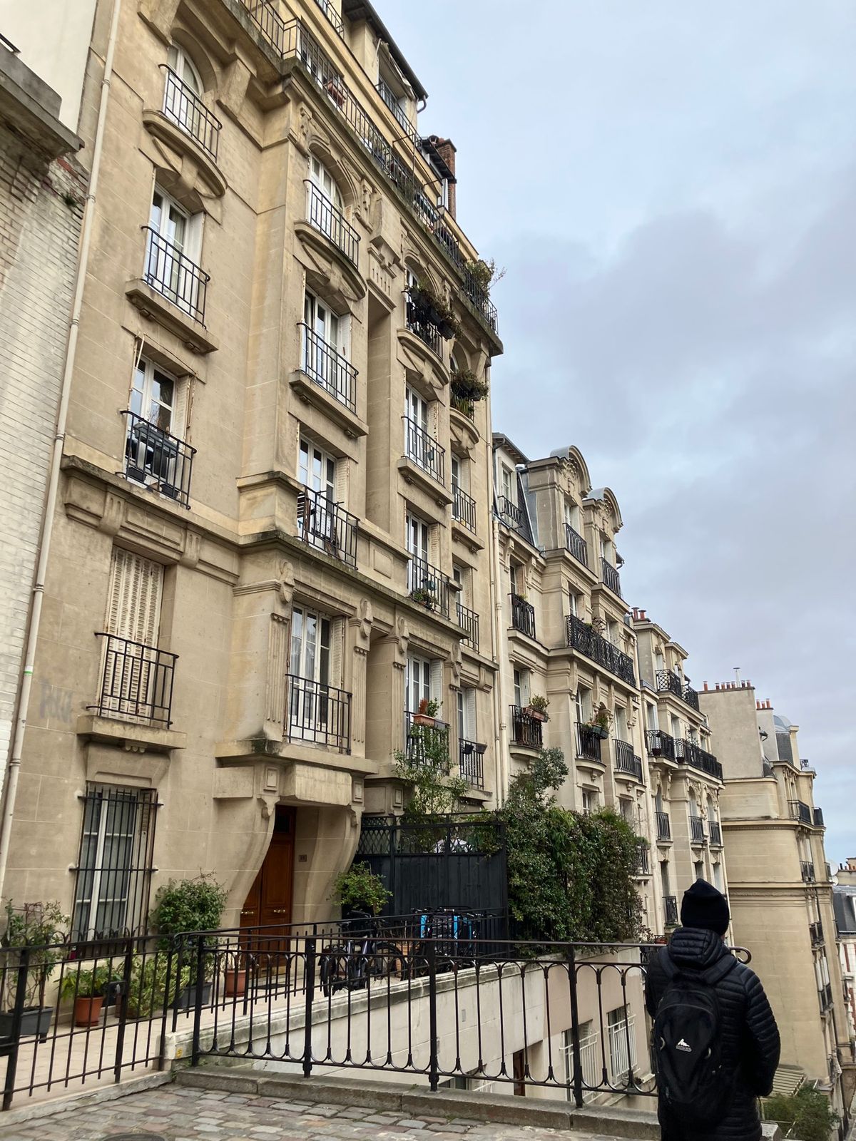 サクレクール寺院とモンマルトルの街並み
寺院までは階段をまあまあ登ってよう...