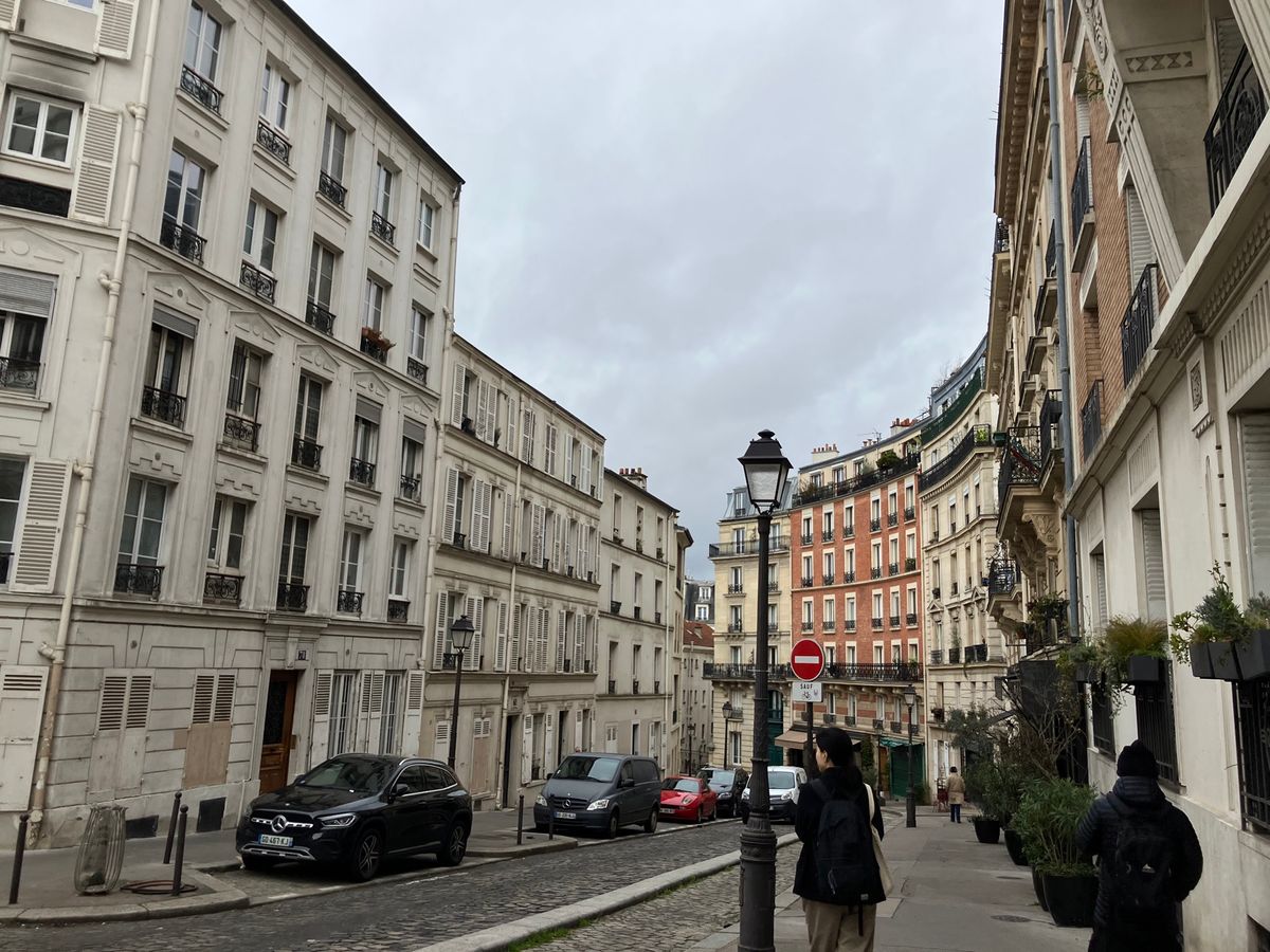 サクレクール寺院とモンマルトルの街並み
寺院までは階段をまあまあ登ってよう...