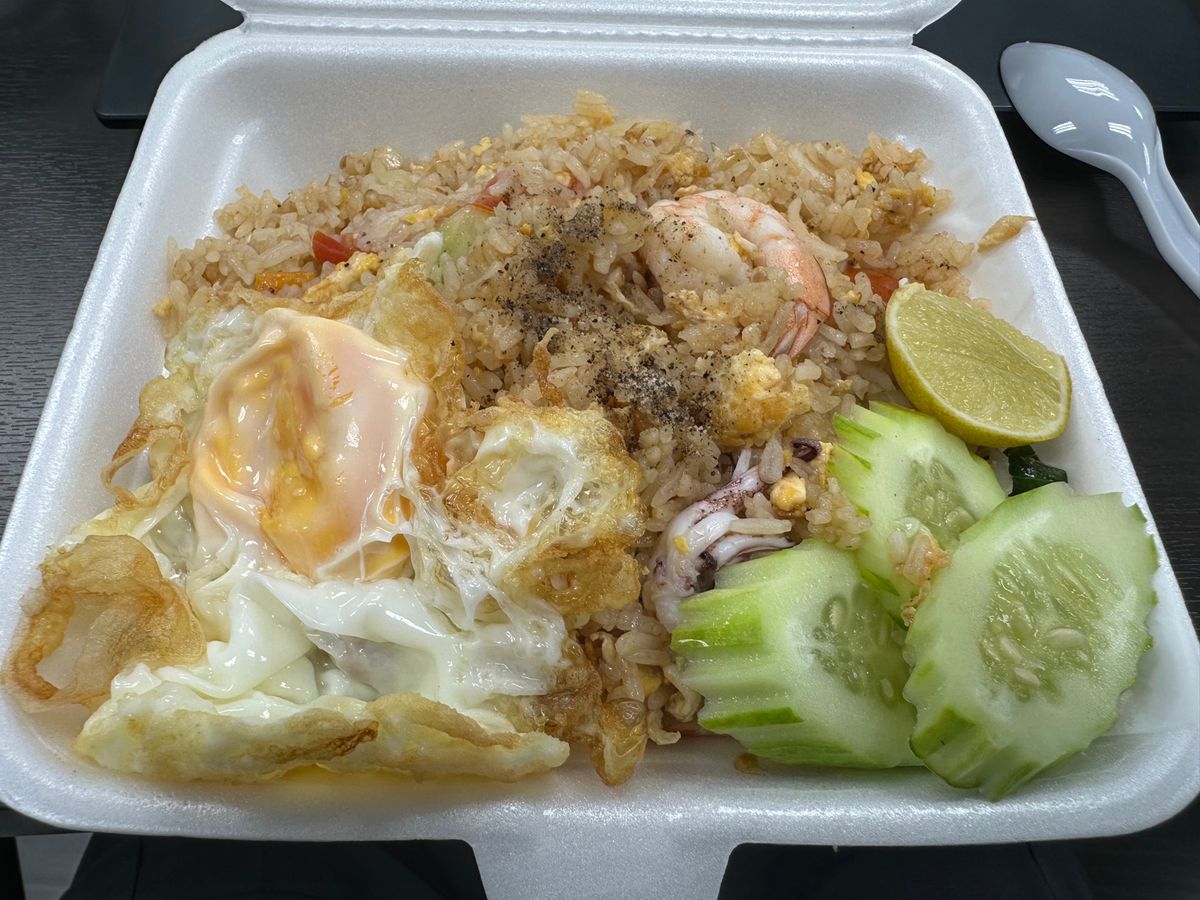 グルメ②会社の注文弁当
ガパオ、カオマンガイ、パッタイ、カオパット
量があ...