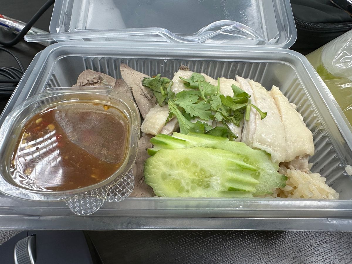 グルメ②会社の注文弁当
ガパオ、カオマンガイ、パッタイ、カオパット
量があ...