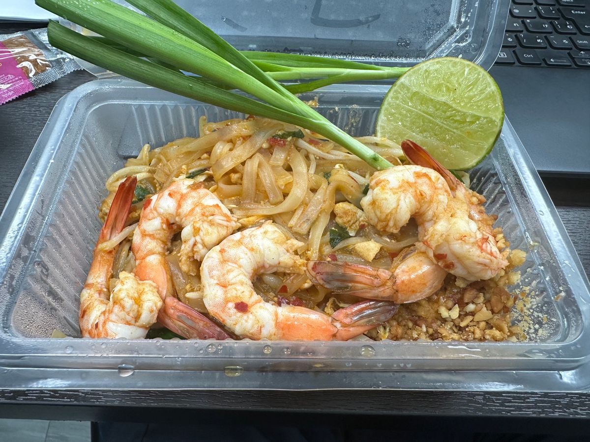 グルメ②会社の注文弁当
ガパオ、カオマンガイ、パッタイ、カオパット
量があ...