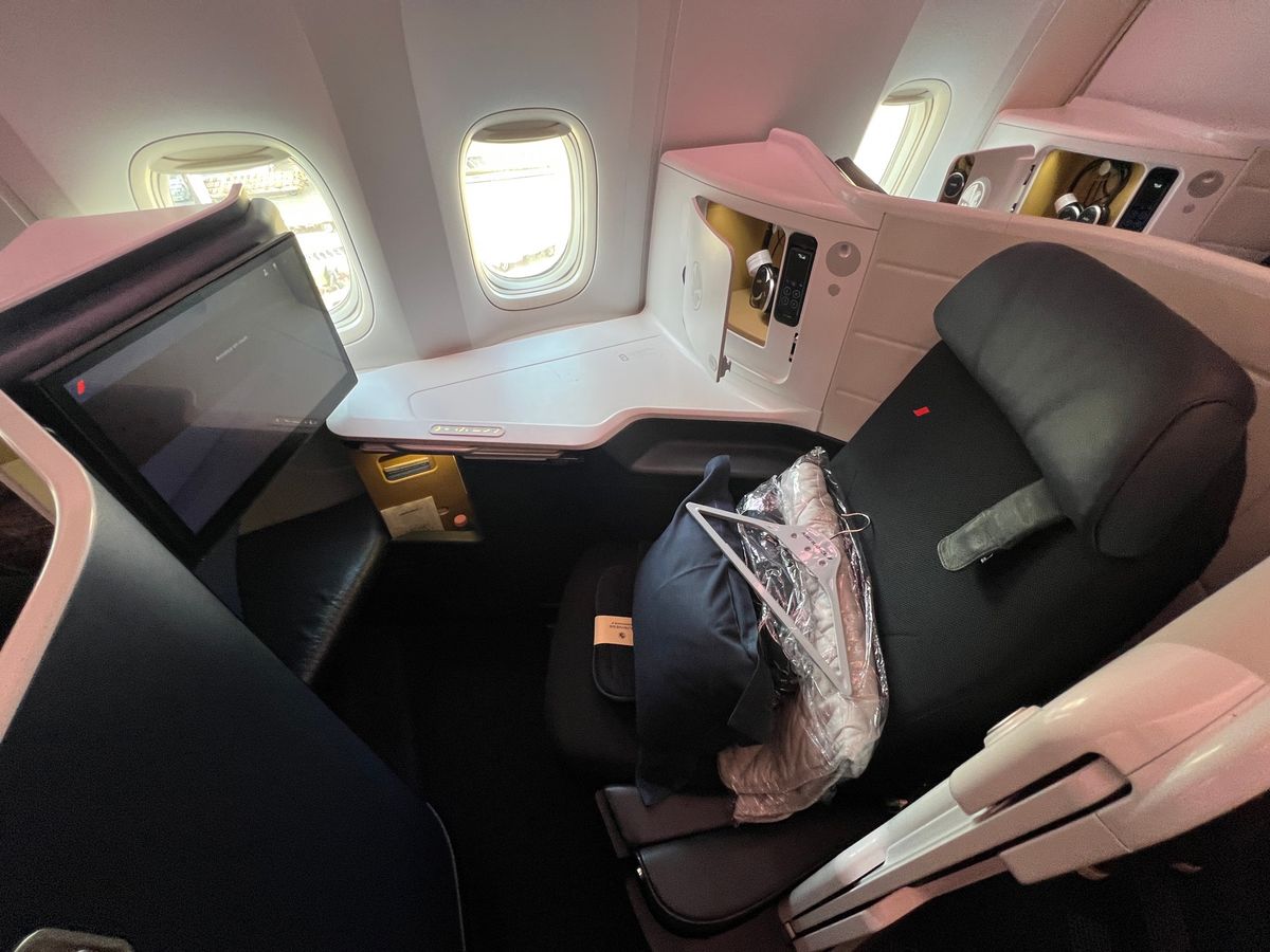 エールフランス B777-300ER
羽田9時発は早いですが 機材は夜便よ...