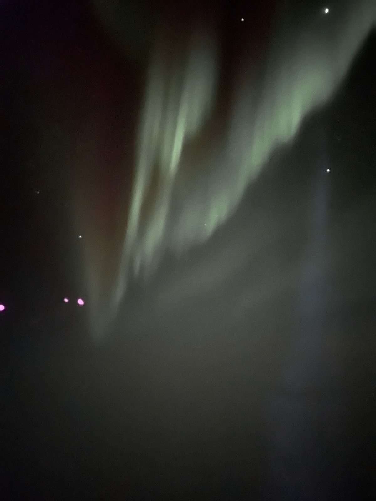 アラスカ上空オーロラ
日本を朝出発する便で、秋から春くらいの季節だと見られ...