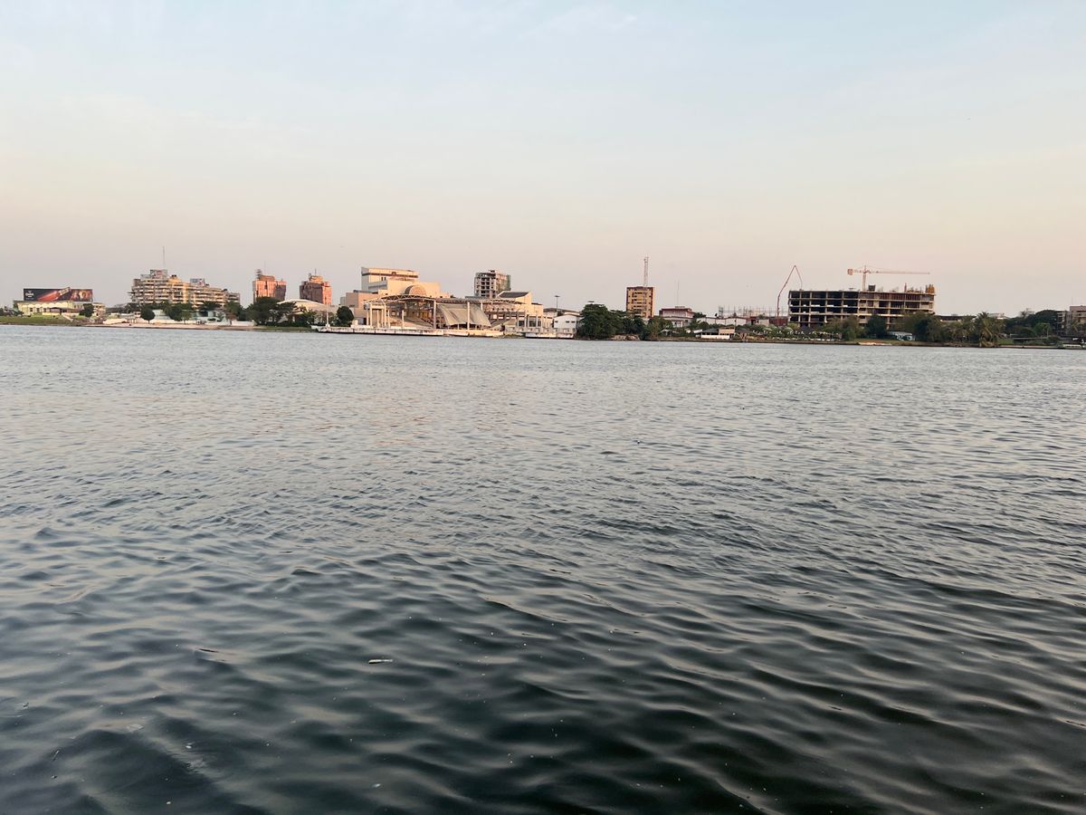 夕方にラグーンのほとりで