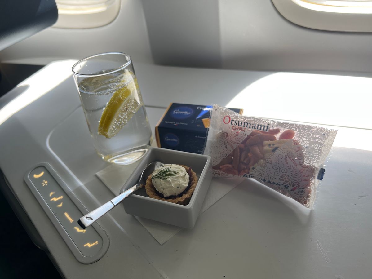 エールフランス B777-300ER
羽田9時発は早いですが 機材は夜便よ...