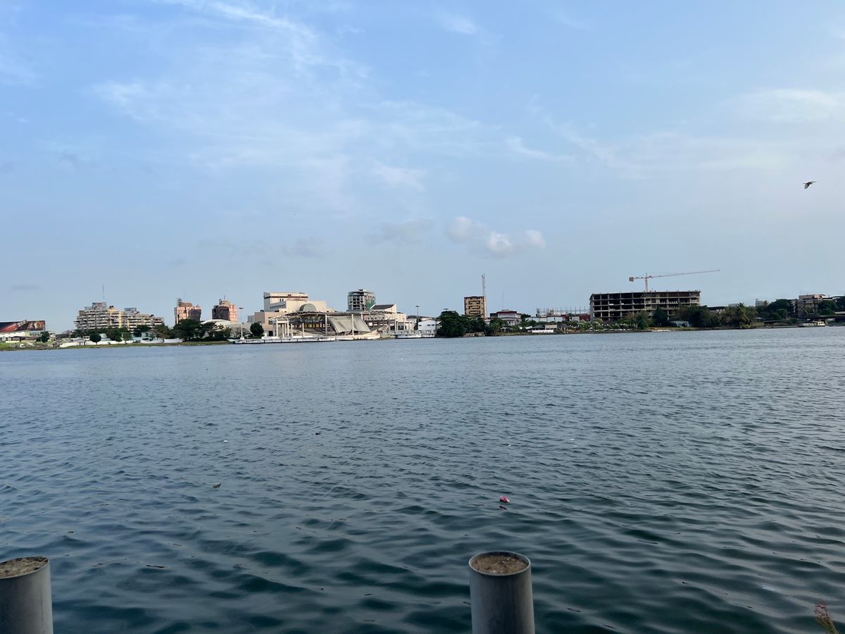 夕方にラグーンのほとりで